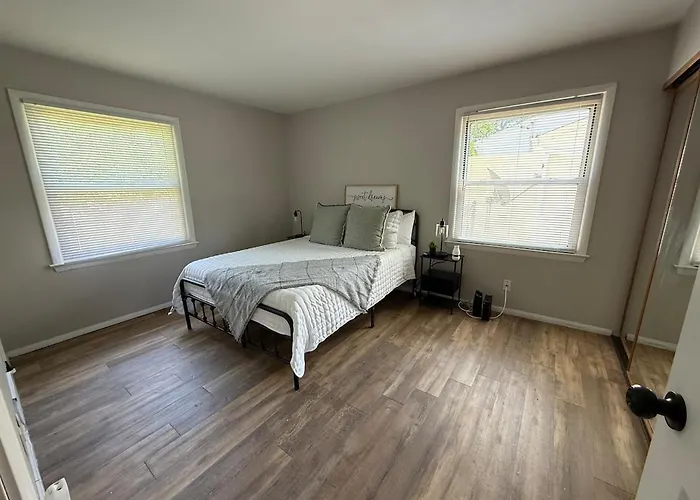 Charming 3 Bedroom Near Shopping Extended Stays Welcome