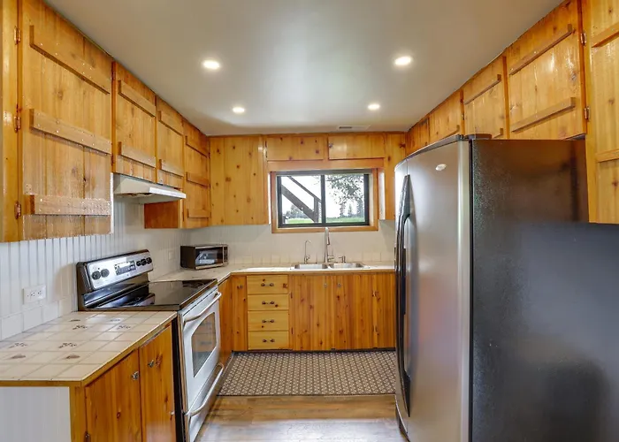 Private Mountain View Retreat Near Glacier