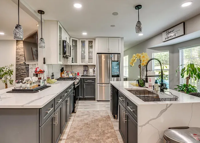 Pool, Hot Tub & Game Room! Stockbridge Oasis