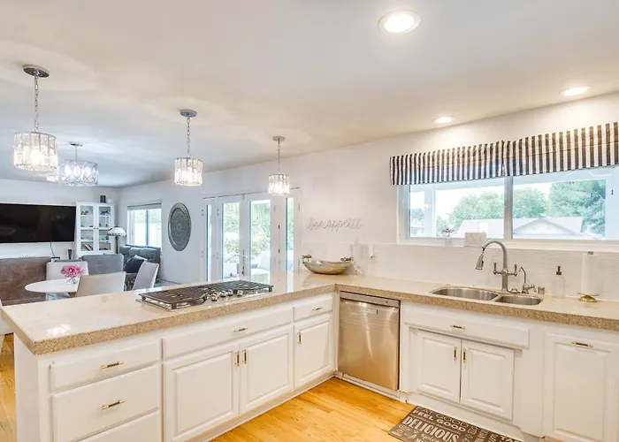 Calabasas Getaway Near Trails, Parks & The 101!
