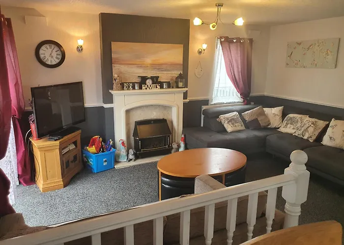 Wooden 3-Bed Lodge Sleeps 9 10 With Front Decking