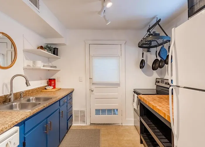 Cozy 1-Bed With Gated Backyard, Near Ku Med 22