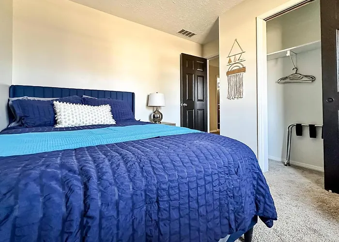 4Br Modern Ranch | Sleeps 8 | Fenced Yard