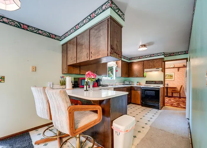 Private Yard & Patio! Pet-Friendly Lynnwood Home