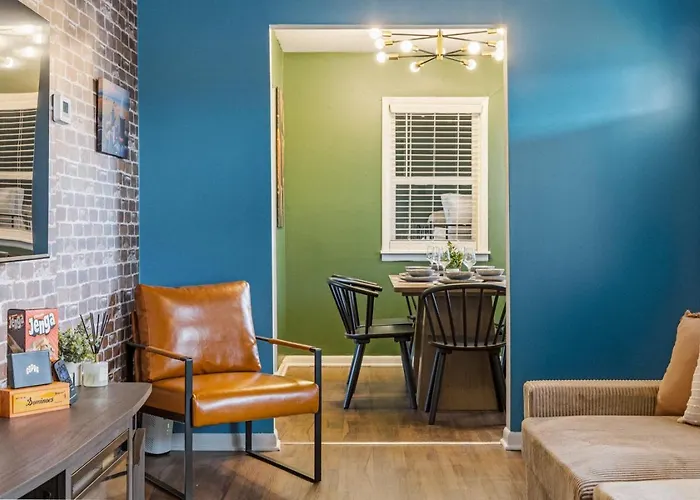 University Stay That Sleeps 10. Game Room, Firepit , And Grill