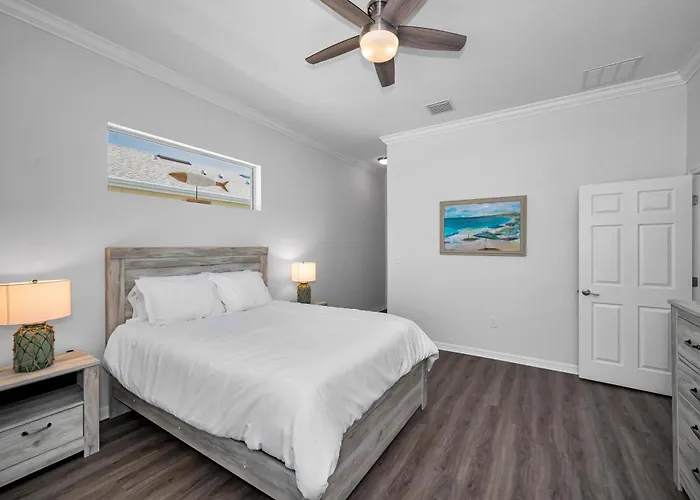 Tropical 3Br Bungalow Near Sponge Docks, Downtown, Pinellas Trail, & Pickleball