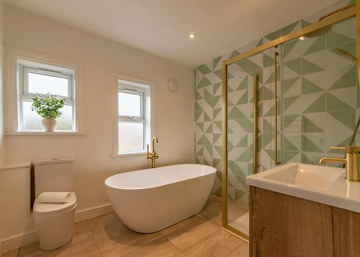 Huge Luxury 6-Bedroom House With Off-Road Parking, Pet-Friendly - Summer Special Offer! By Blue Puffin Stays