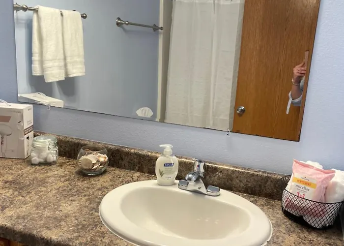 Stunning Executive Townhome In Private Hoa
