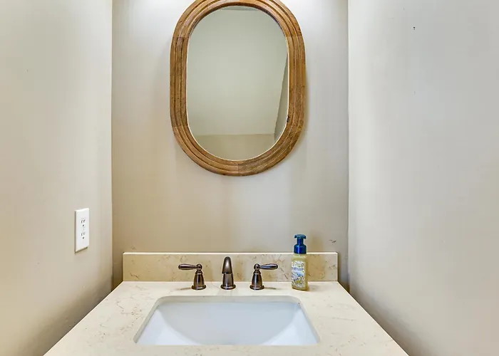 Near Msu & Historic Cotton District! Condo W/ Pool