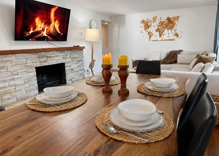 North Van Getaway With 3Br, Hot Tub And Huge Backyard