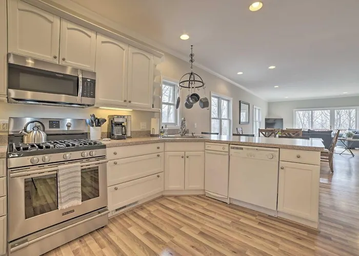 Spacious Harbor Springs Home W Hot Tub