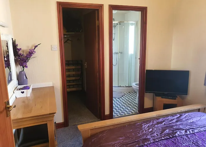 Wooden Lodge Sleeps 9 With Veranda & Decking