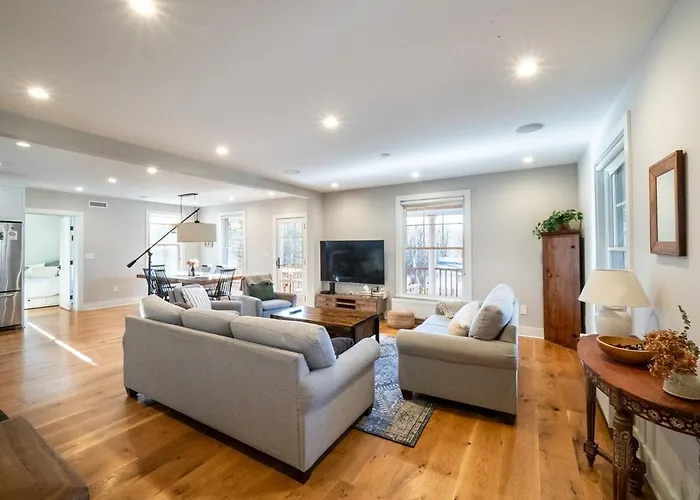 Sunsets On Blue Hill, Newly Renovated Farmhouse