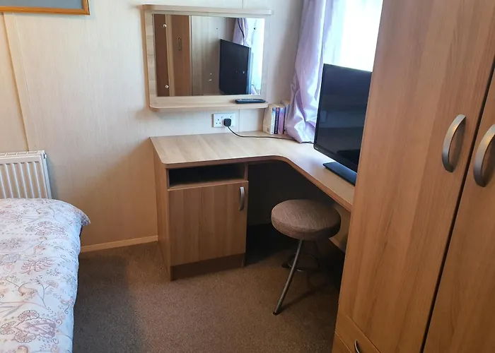 3-Bed Caravan Sleeps 8 With Enclosed Decking