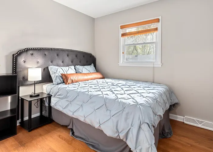 2 Mi To I-88 & Hospital! Extended Naperville Stay