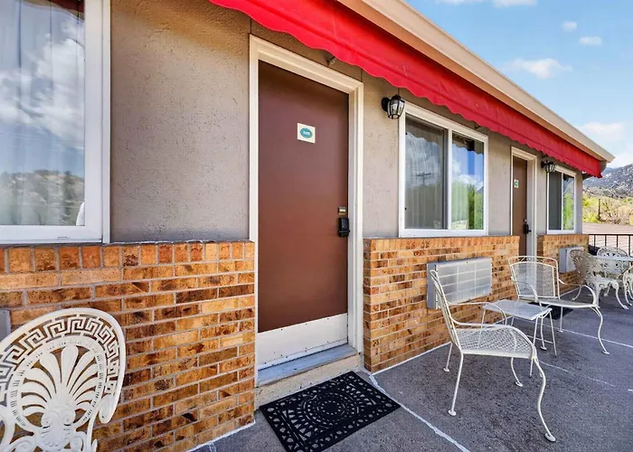 Eagle Motel Suite 225