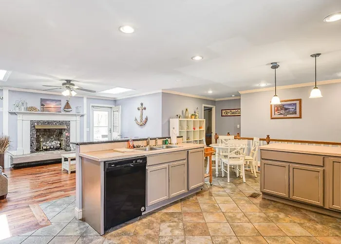 Sml Ski School - Pet Friendly Lake Lodge With Waterfront Deck, Firepit, & Game Room