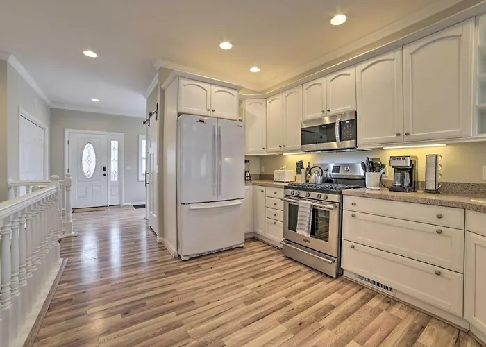 Spacious Harbor Springs Home W Hot Tub