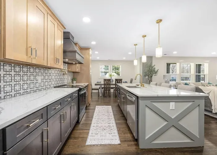 Stylish Family Retreat With Gourmet Kitchen & Fast Wifi