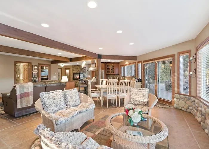 Riverfront 4Br Lodge Dock Sauna & Game Room