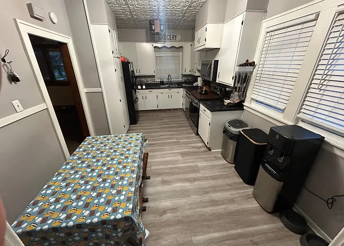 Spacious Gr Retreat - Hot Tub - Family Stay