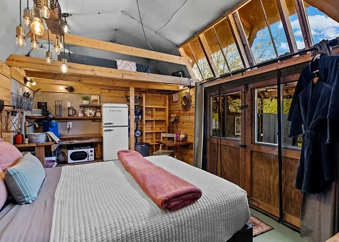 Romantic Tiny House Retreat With Farm Views & Firepit In Newport, Tennessee