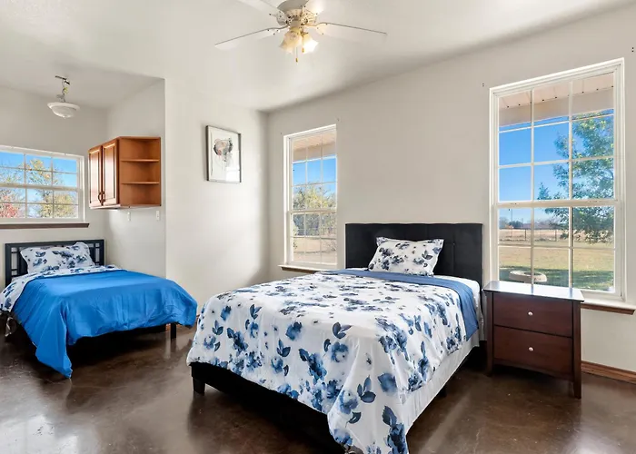 Large 5-Bedroom Farmhouse With Barn In Waxahachie Perfect For Families And Groups