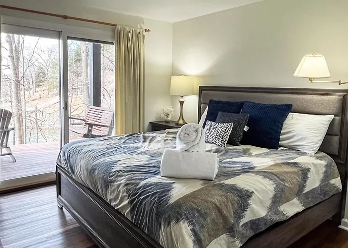 Lakedaze - Spacious Dog-Friendly Lakefront House W/Dock, Hot Tub & Putting Green