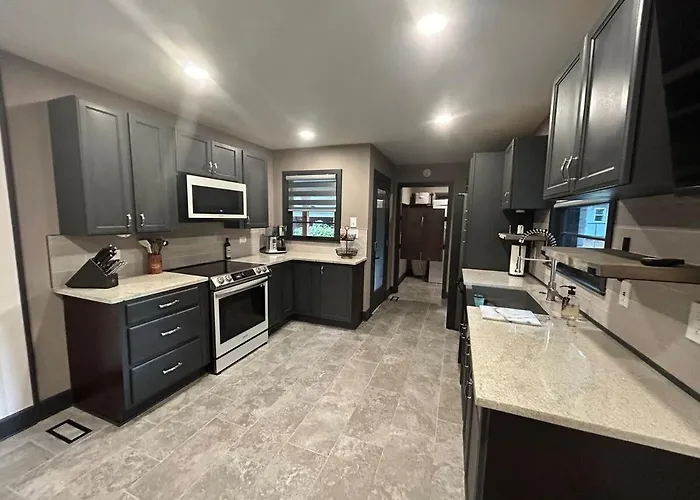 Modern 3Br Retreat Near Atl Airport Quiet Neighborhood Sleeps 6