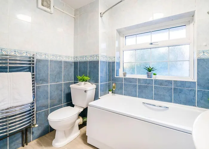 5 Bedroom House, Private Parking, Near Gatwick Airport, Contractor & Family Friendly Fast Wi-Fi & Self Check-In, Giostays