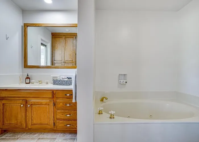 Post Oak Estate - Pool Barn 2 Guest Homes 16 Ac