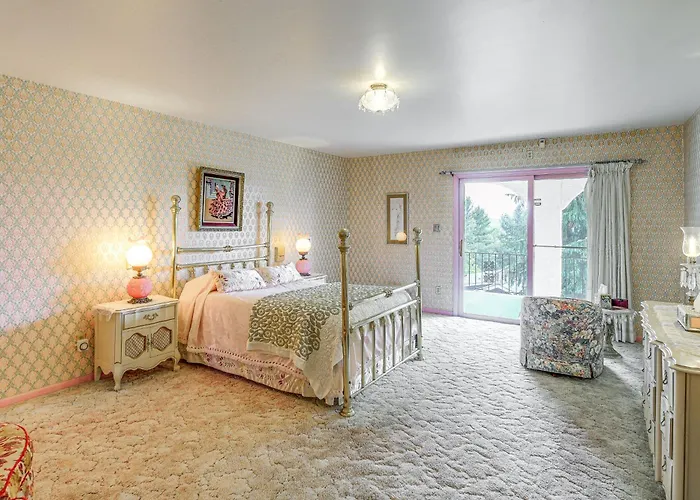Princeton Mtn-View Estate: Vintage Charm