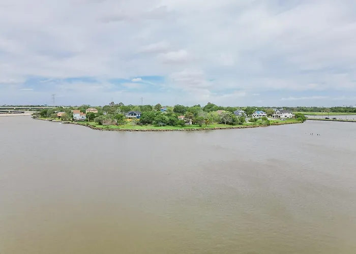 Waterfront Gem Near Kemah Sunset Views