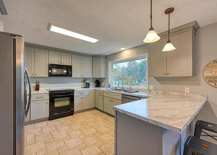 Yellow Fellow - Lake House With Hot Tub, Waterfront Deck, Swimming Cove & Firepit