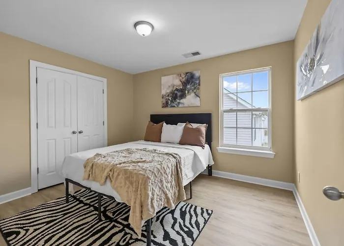 Luxury 5Br, 2 Master Suites, Sleeps 12, Game Room, Gym & Firepit