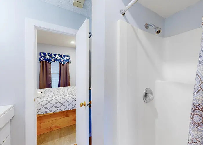 Sunset Landing - Waterfront Condo With Lake-View Deck, Tennis Court & Pool
