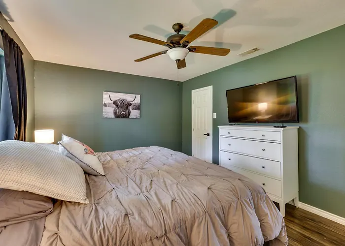 4 Mi To Dtwn: Garland Getaway W/ Fenced-In Yard
