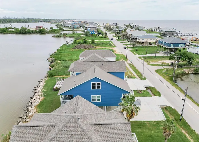 Waterfront Gem Near Kemah Sunset Views