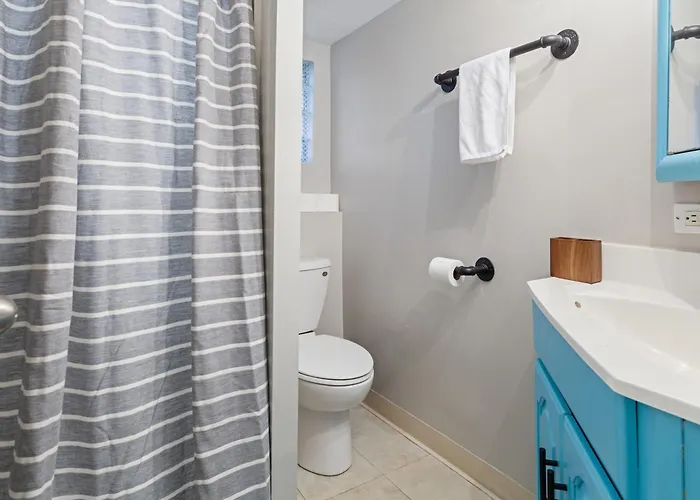 2 Mi To I-88 & Hospital! Extended Naperville Stay
