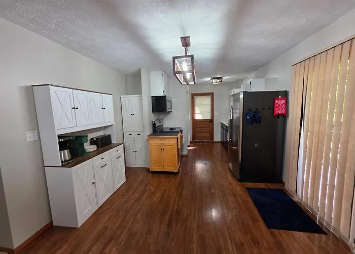 Shoreland Getaway With Access To Guntersville Lake