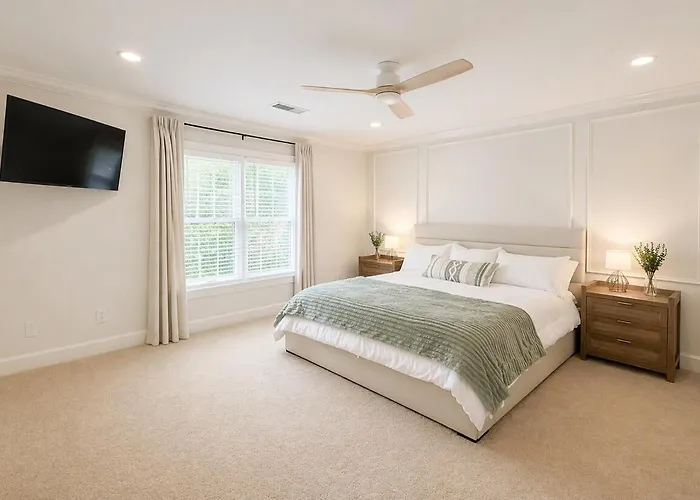 Lakefront Luxury, Sleeps 16, Swim Spa, Hot Tub, Private Dock & Sauna!