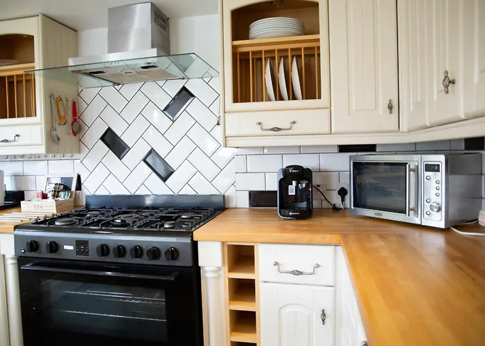 The Mallard House By Sheppey Stays - 5Br Central Kent House With Parking - Ideal For Families & Contractors - Pet Friendly