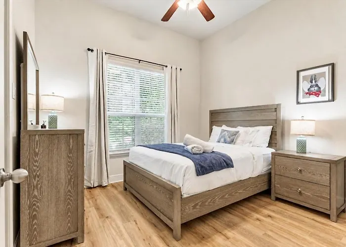 The Woodlands 4Br 3Ba One Story Retreat W Dual Shower, Ev Friendly, Baby Crib, And Grill