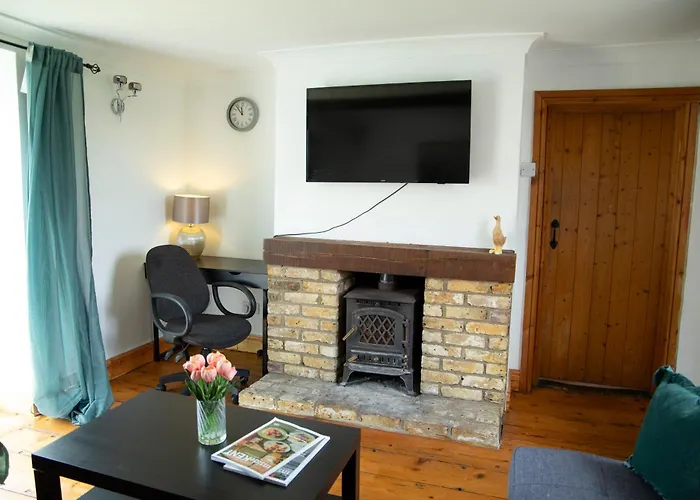 The Mallard House By Sheppey Stays - 5Br Central Kent House With Parking - Ideal For Families & Contractors - Pet Friendly