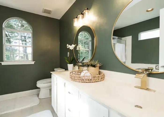Waterfront Chapel Hill Retreat Near Unc, Sleeps 10