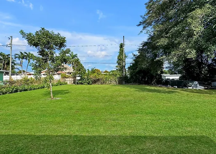 Brand New Modern Villa - Fully Fenced Backyard