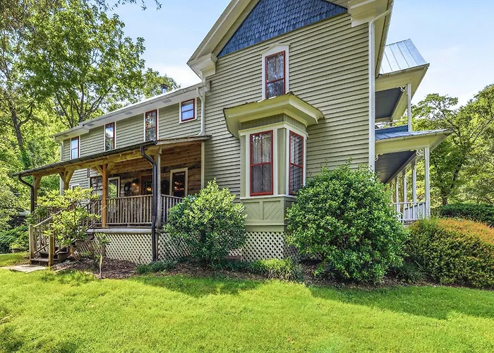 Luxury Farmhouse & Creekside Cottage Dog-Friendly Scenic Views Firepit Bbq