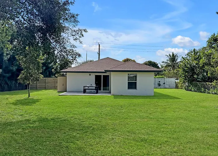 Brand New Modern Villa - Fully Fenced Backyard