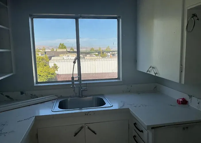Hayward Studio With Views Of The Bay