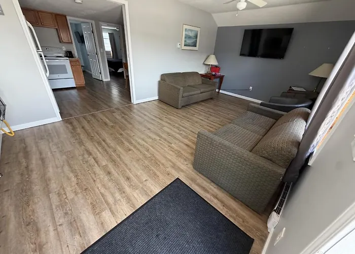 Pet Friendly Walk To Lake Firepit And Grill